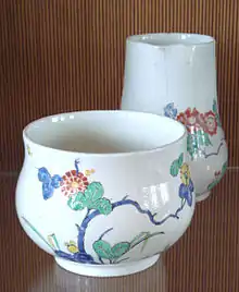 Chantilly porcelain sugar bowl, Kakiemon style, 1725-1751.