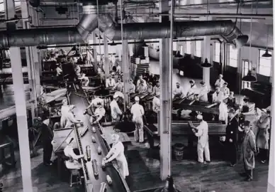 Workers assemble shells at the DIL plant (1940s)