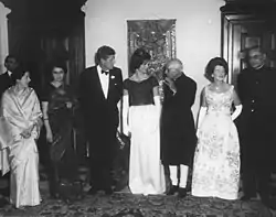 Dinner in Honor of President John F. Kennedy given by Prime Minister Jawaharlal Nehru. Fori Nehru (first left) (1961)