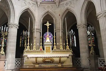 The altar in the choir. The columns in the choir have cannelures, or vertical grooves, typical of classical or Renaissance architecture