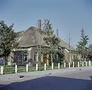 Overzicht van de voorgevel en de linker zijgevel van de boerderij - Spanbroek