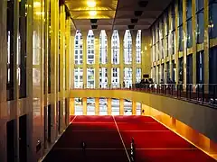 2 World Trade Center lobby interior, overlooking the elevator core and red carpet from the balcony (October 1988)
